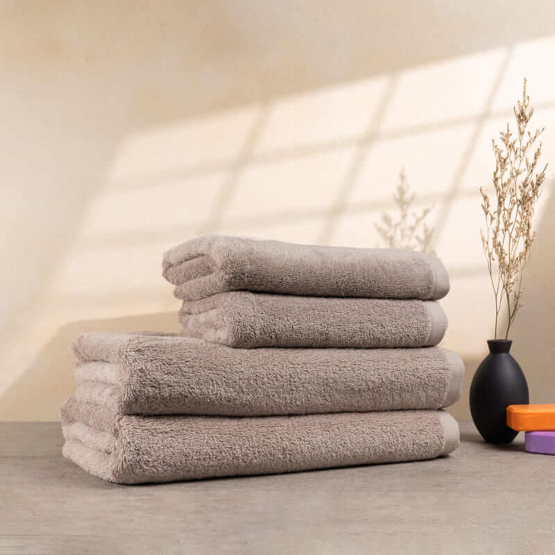 Handtücher Set Cashmere 4er, weiche, bequeme Handtücher in elegantem Grau, ideal für persönlichen Gebrauch oder Geschenkideen.