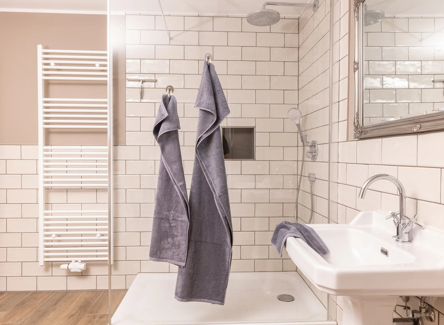 Hier sehen Sie das Handtuch anthrazit neben unserem Badetücher / Duschtücher 50x100 cm Anthrazit im Badezimmer im Set 3 tlg..