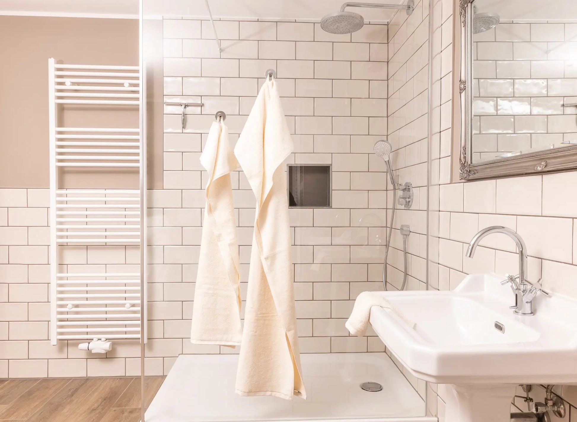 Handtücher Set Beige im Badezimmer an der Dusche. In 3 Größen.