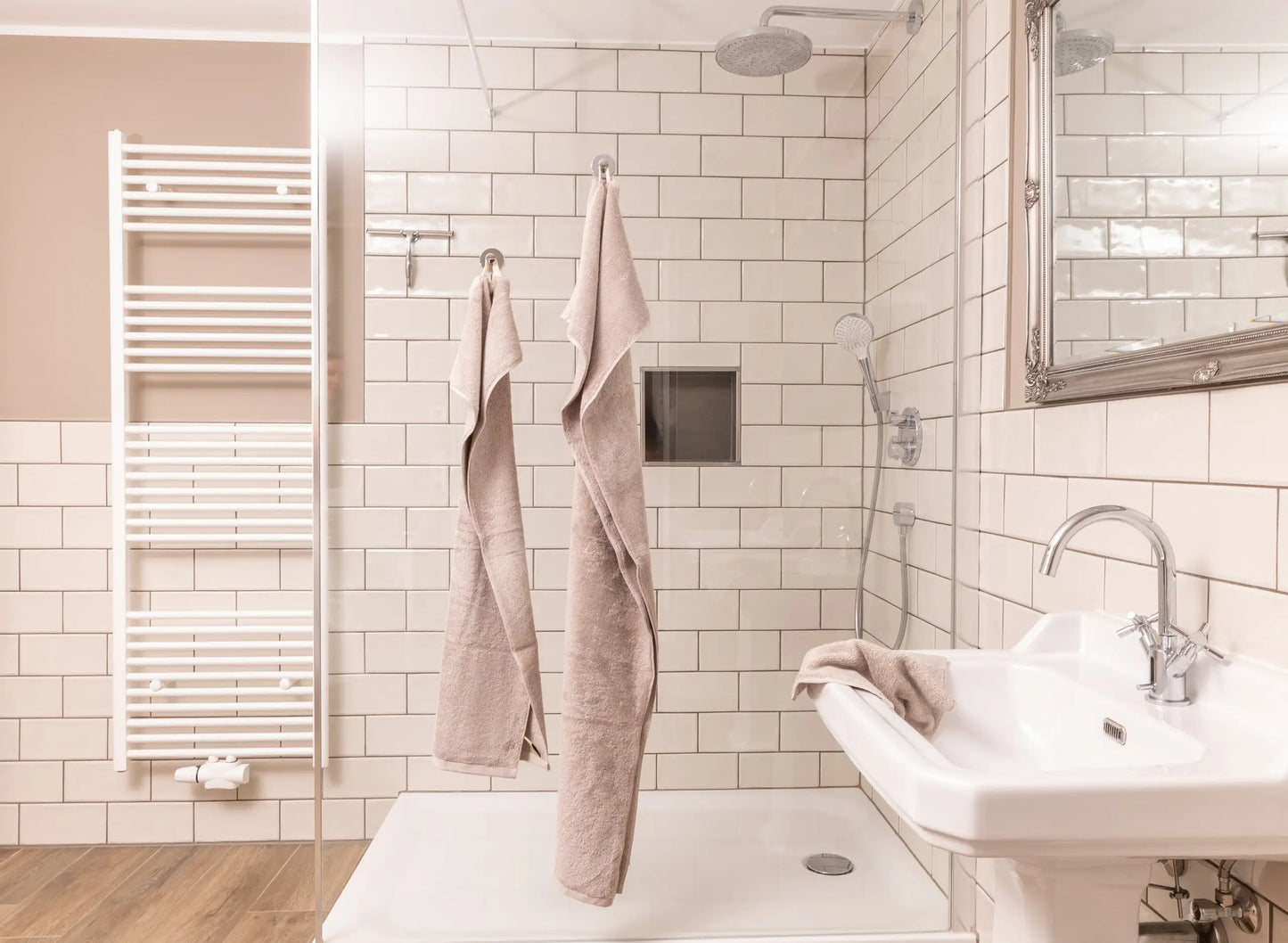 Handtücher Set Kaschmir 3 teilig in 3 Größen im Badezimmer.