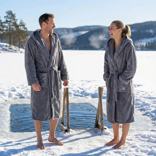 Eisbaden Tipps zur Regeneration im Winter mit hochwertigem Bademantel.