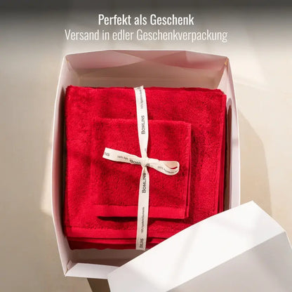 Rotes Bomlins 4er Handtuch Set in edler Geschenkverpackung mit Schleifenband, ideal als hochwertiges Geschenk