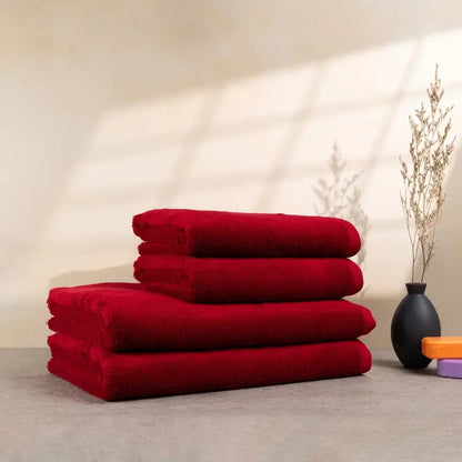 omlins 4er Set in Rot bestehend aus zwei Handtüchern und zwei Duschtüchern aus ägyptischer GIZA Baumwolle, elegant arrangiert in einem modernen Interieur