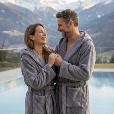 Bademantel für Damen und Herren in Grau, perfekt für Paare.