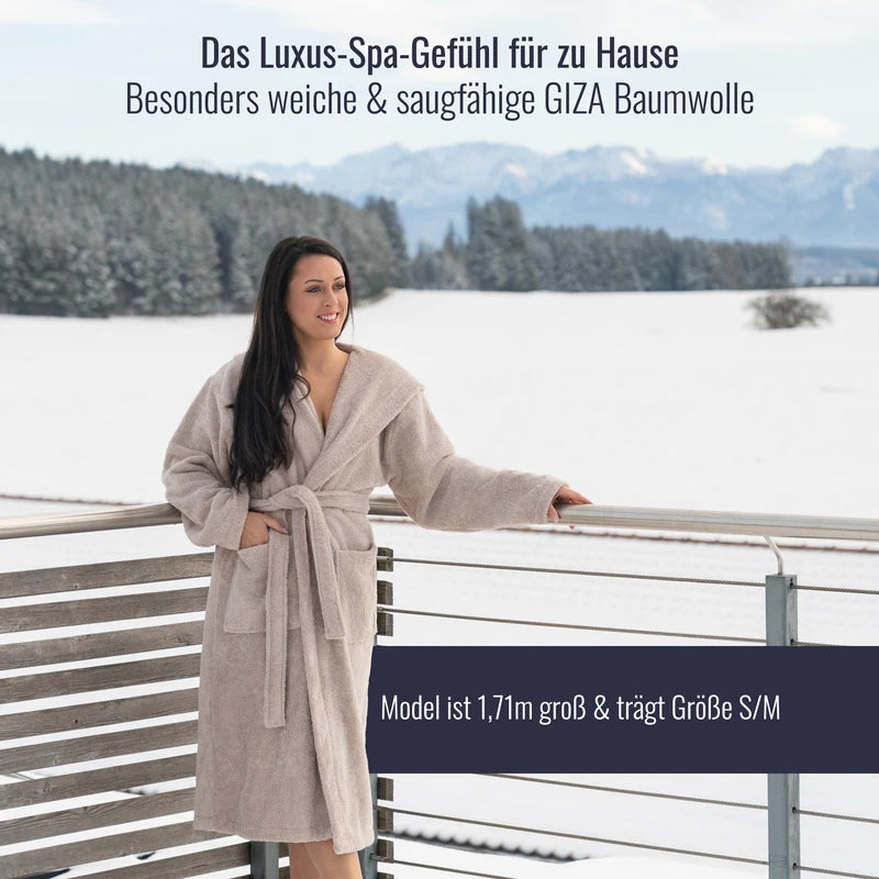 Frau mit Bademantel Cashmere aus ägyptischer GIZA Baumwolle