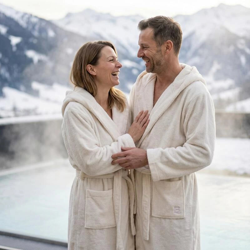 Bademantel Unisex für Damen und Herren in Beige, auch perfekt für Paare geeignet.