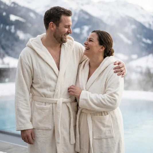 Bademantel in XXL Unisex für Damen und Herren, in Beige/Naturweiß.