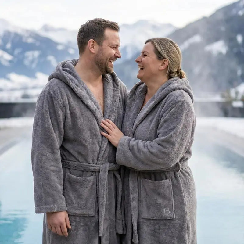 Bademantel XXL für Damen und Herren in Grau, perfekt für Paare.