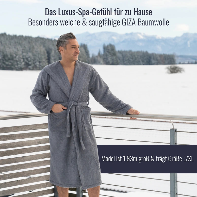 Bademantel Herren grau mit Herrenmodell in 1,83 cm in L/XL.