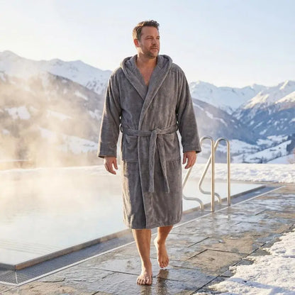 Grauer Bomlins Bademantel XXL für Herren aus weicher Premiumqualität im Winterambiente am Außenpool