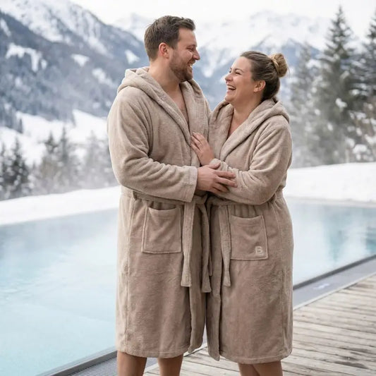 Bademantel XXL Unisex für Damen und Herren in der Farbe Cashmere.