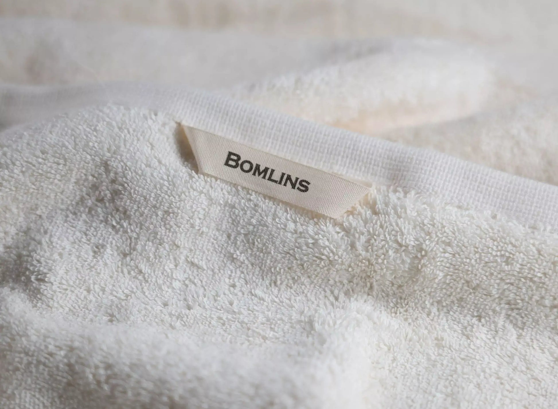 Handtücher Beige / weiß mit Aufhänger zum schnelleren Trocknen. 