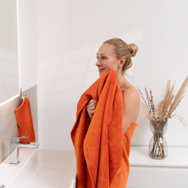 Handtuch aus frottier in der Farbe Orange.