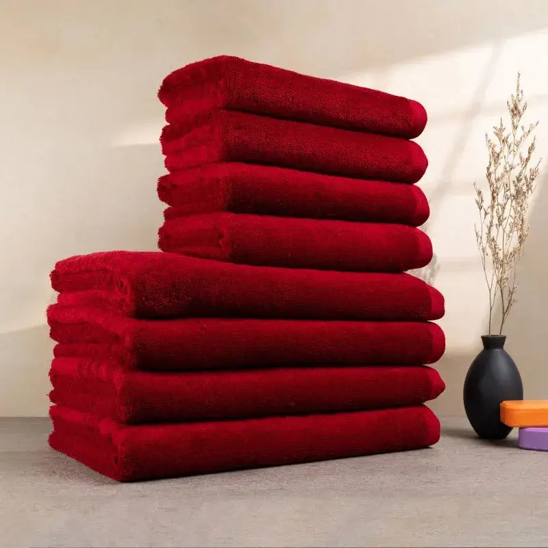 Stapel aus hochwertigen Handtüchern rot aus ägyptischer Baumwolle – edles Design und flauschige Qualität für Badezimmer und Spa.