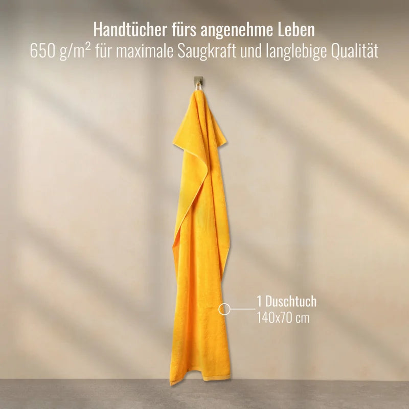 Duschtuch Gelb 70x140 cm aufgehängt im Badezimmer
