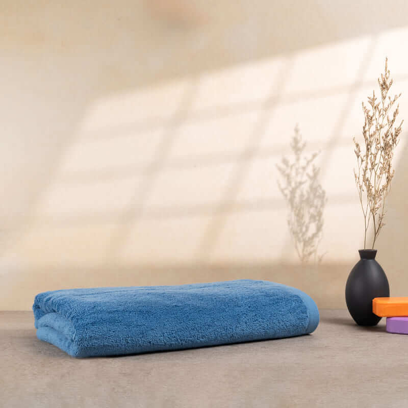 Duschtuch in Hellblau Royal, 70x140 cm, weich und saugfähig, perfekt für Dusche und Bad.