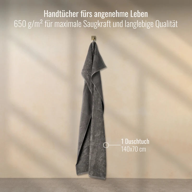 Duschtuch Silber 70x140 cm aufgehängt im Badezimmer