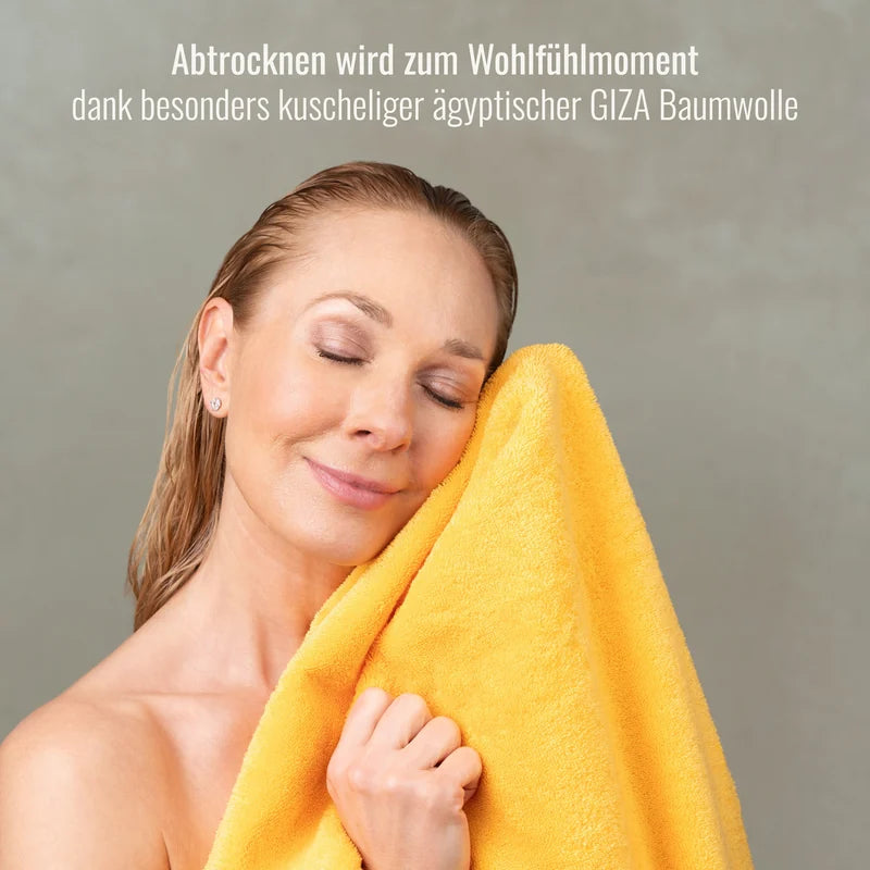Frau mit Duschtuch Gelb aus weichem Frottier