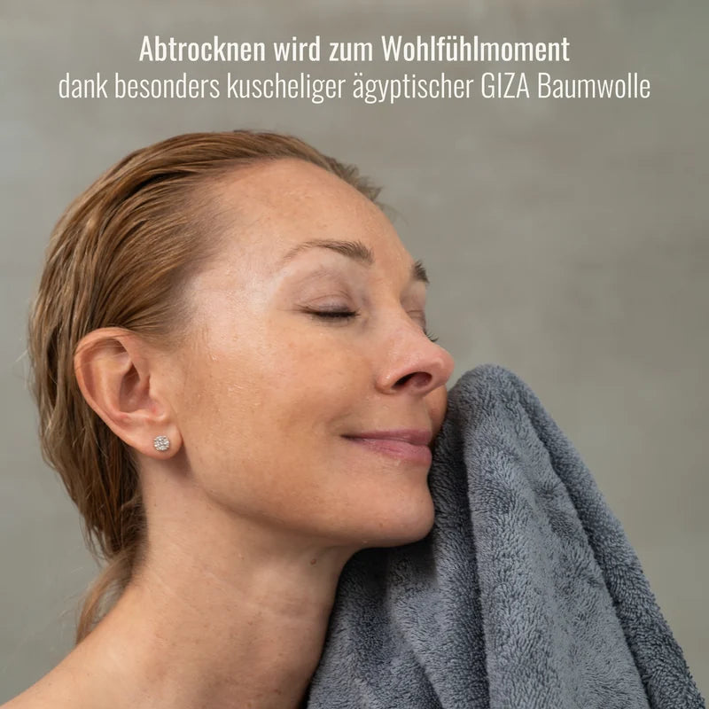 Frau mit Duschtuch Grau Anthrazit aus weichem Frottier