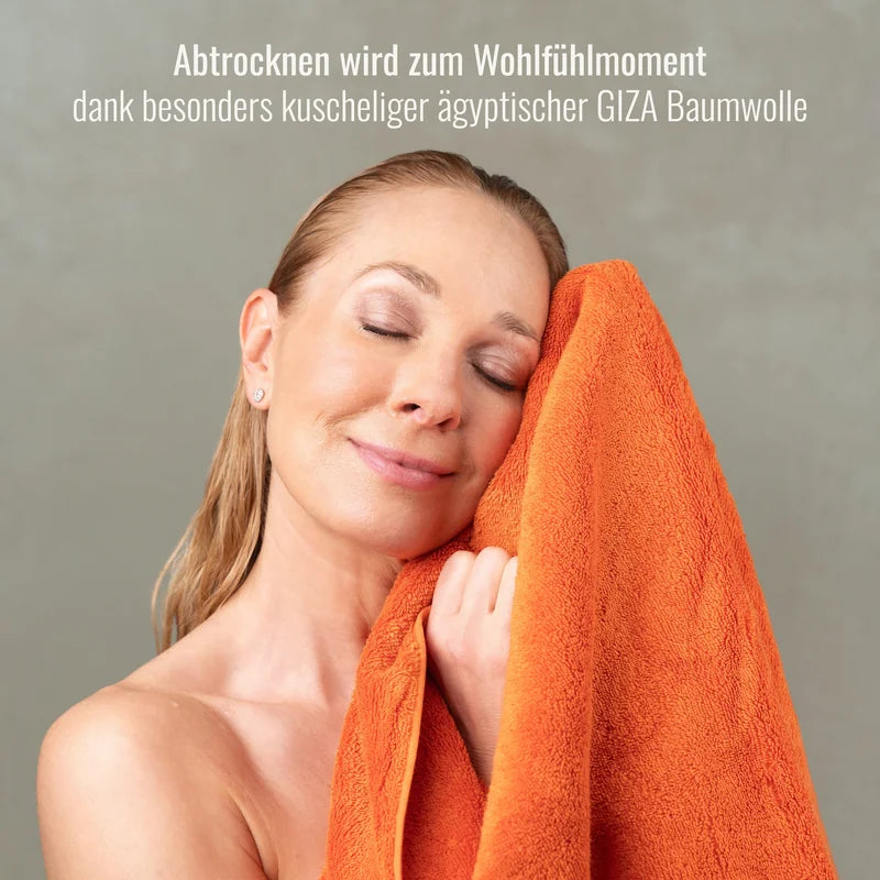 Frau mit Duschtuch Orange aus weichem Frottier