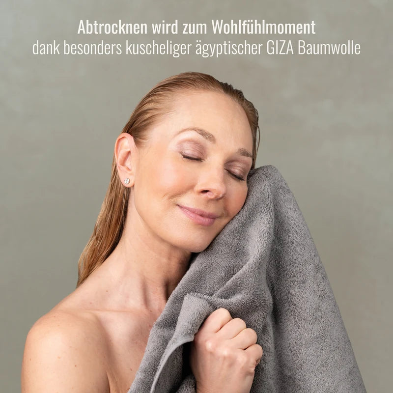 Frau mit Duschtuch Silber aus weichem Frottier