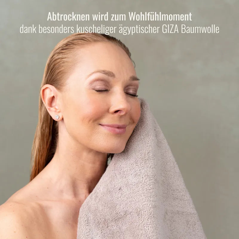 Frau mit Handtuch Cashmere aus weichem Frottier