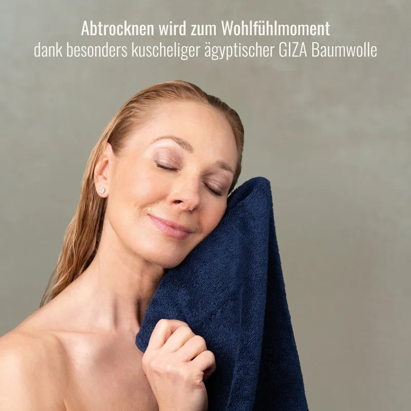 Frau mit Handtuch Dunkelblau aus weichem Frottier