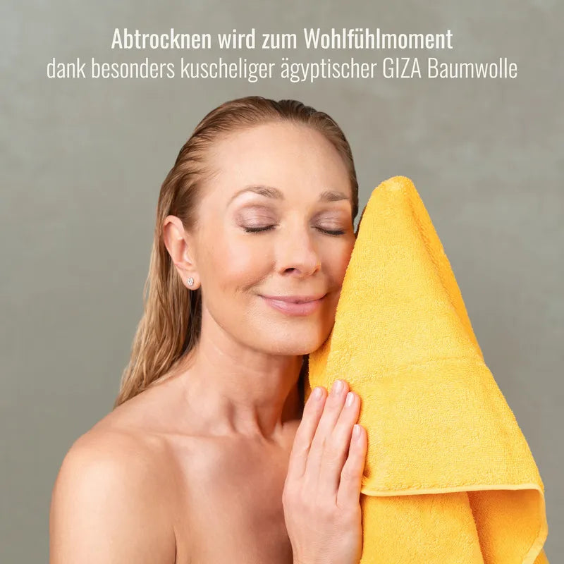 Frau mit Handtuch Gelb aus weichem Frottier
