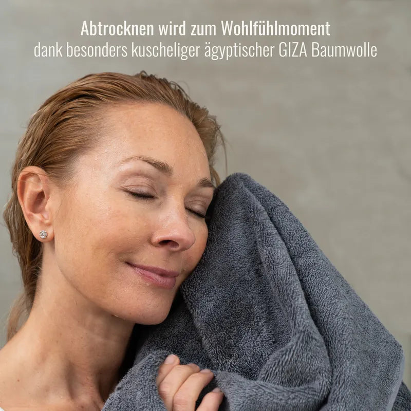 Frau mit Handtuch Grau Anthrazit aus weichem Frottier