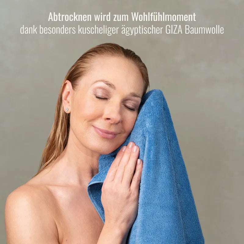 Frau mit Handtuch Hellblau aus weichem Frottier