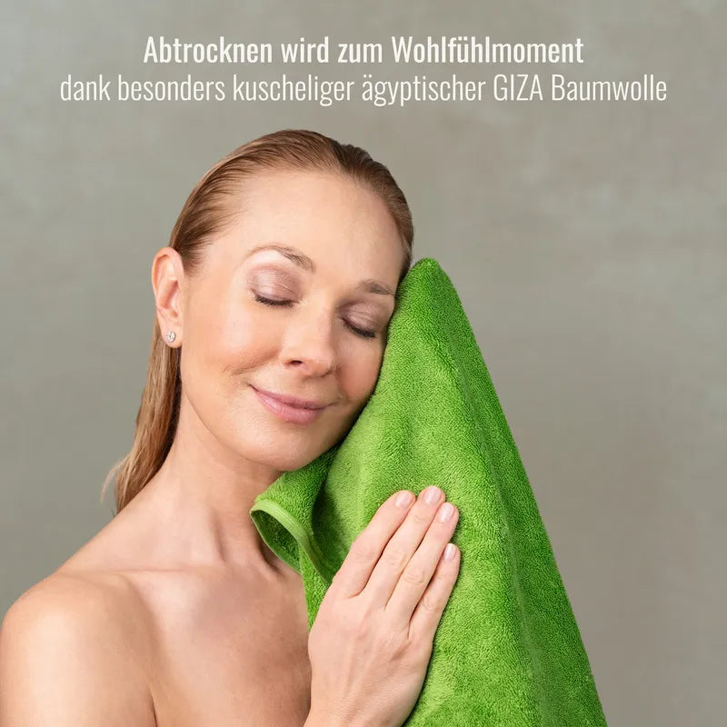 Frau mit Handtuch Hellgrün aus weichem Frottier