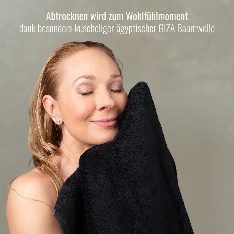 Frau mit Handtuch Schwarz aus weichem Frottier