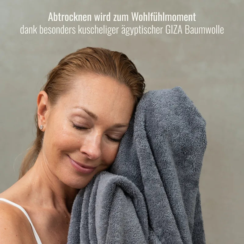 Frau mit Saunatuch Grau Anthrazit aus weichem Frottier