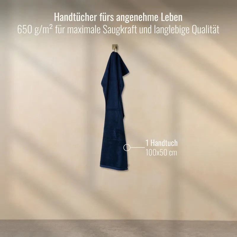 Handtuch Dunkelblau 50x100 cm aufgehängt im Badezimmer