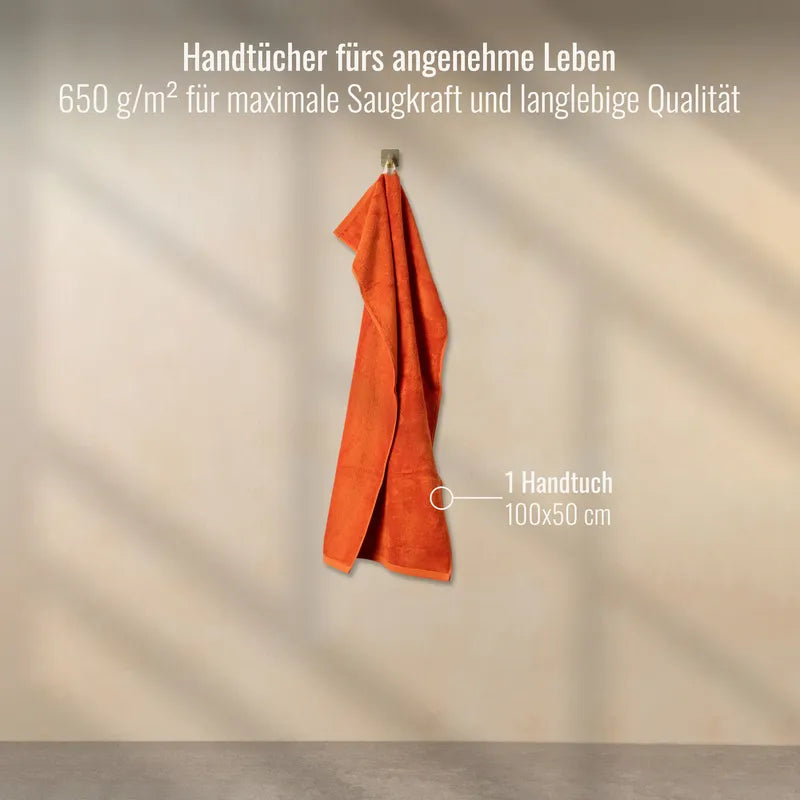Orangefarbenes Handtuch 50x100 cm aufgehängt im Badezimmer