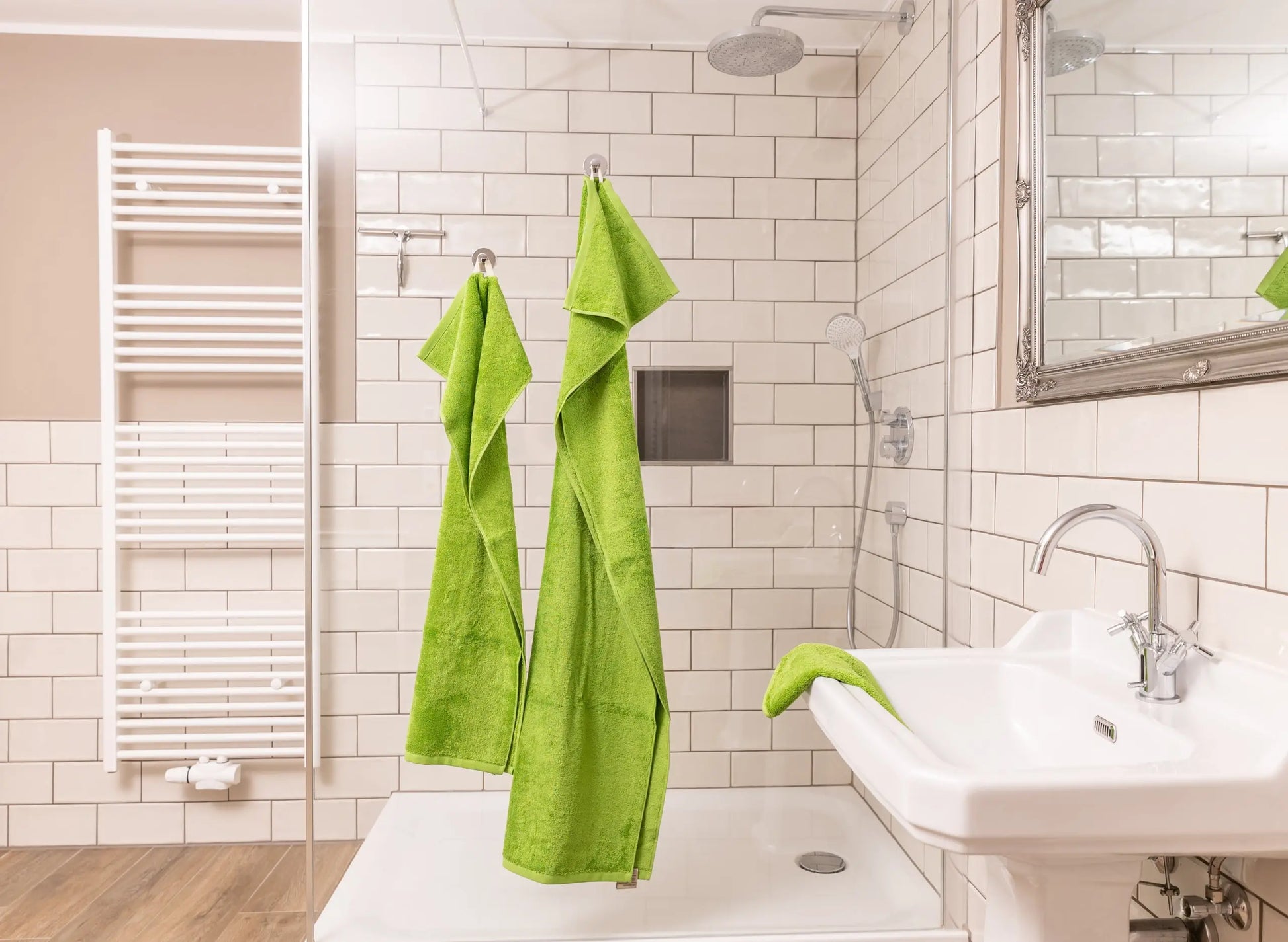 Grüne Handtücher in einem Badezimmer in 3 Größen.