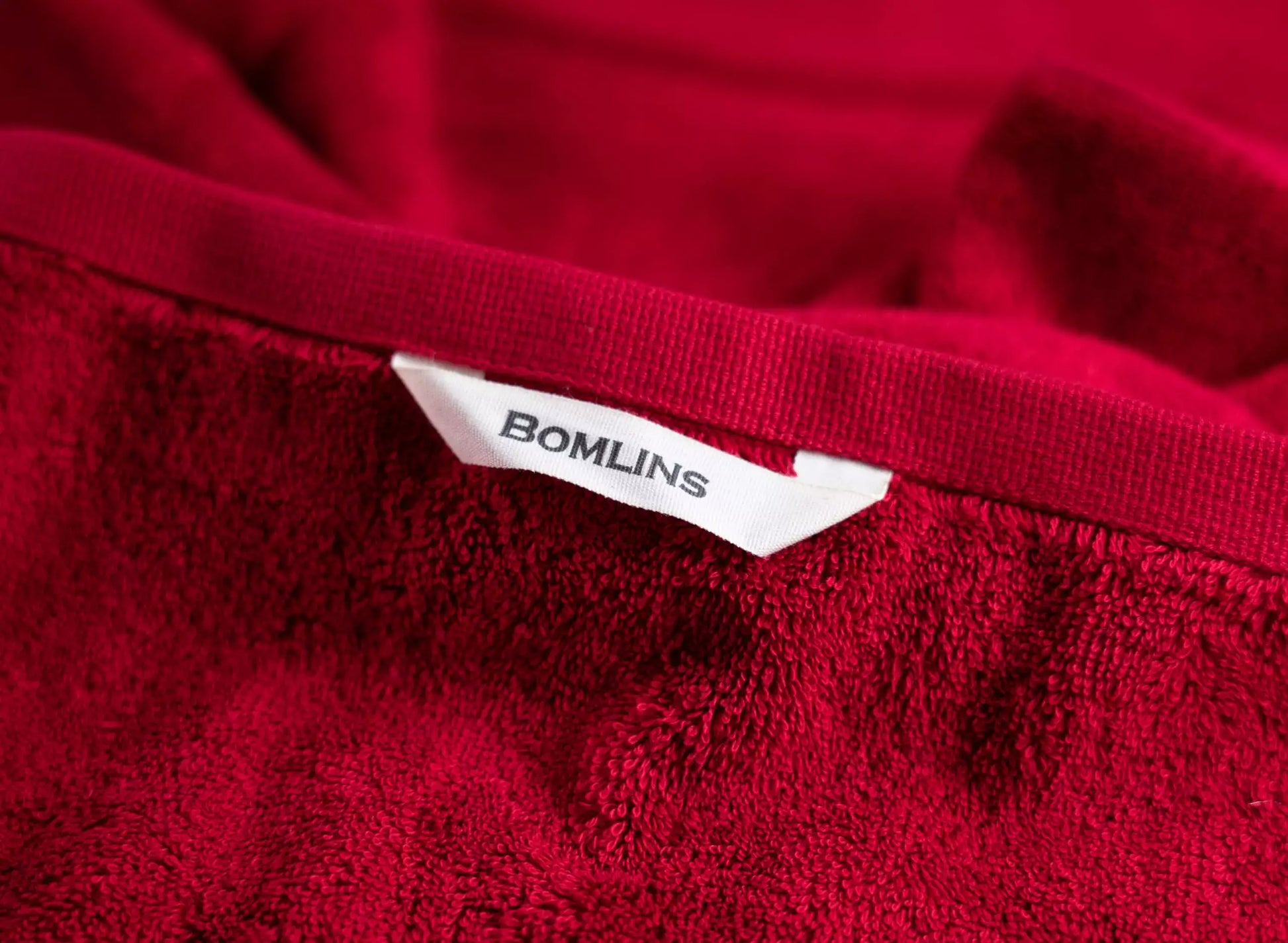 Handtücher Rot mit Aufhänger zum schnelleren Trocknen.