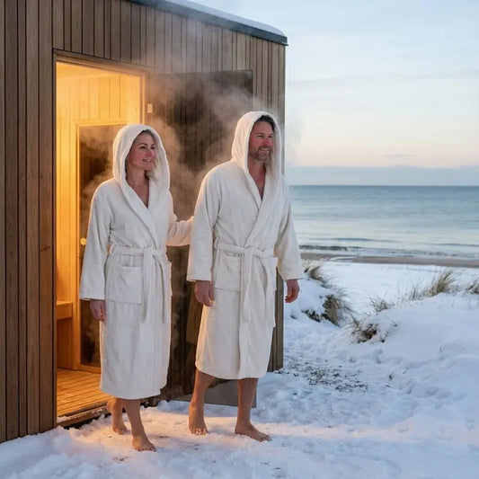 Schöner Saunabademantel in beige. Unisex für Damen und Herren perfekt für nach der Sauna.