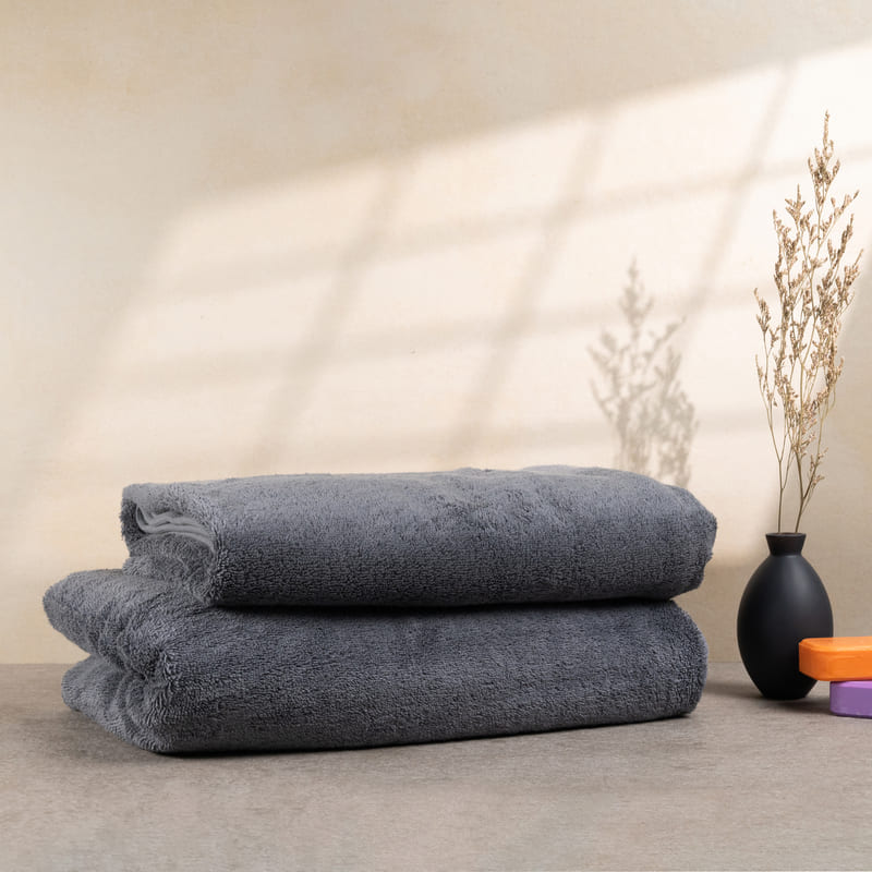 Saunatücher Set aus einem Saunatuch und einem Duschtuch in Grau Anthrazit.