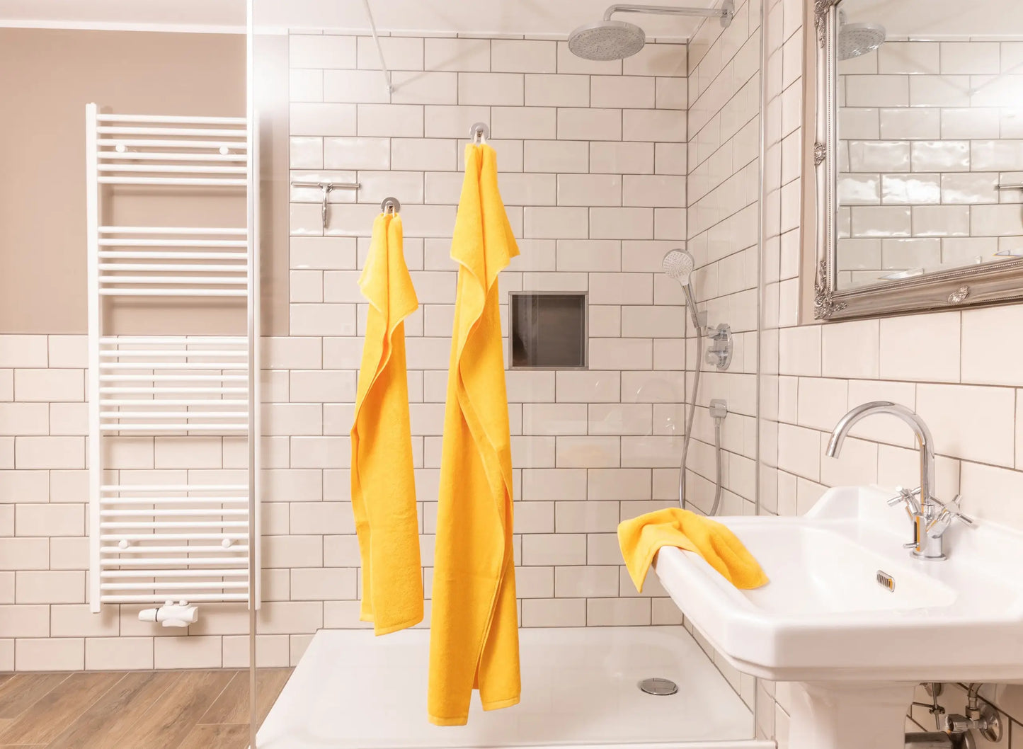 Handtuch Set Gelb im Badezimmer an der Dusche sehr schön.