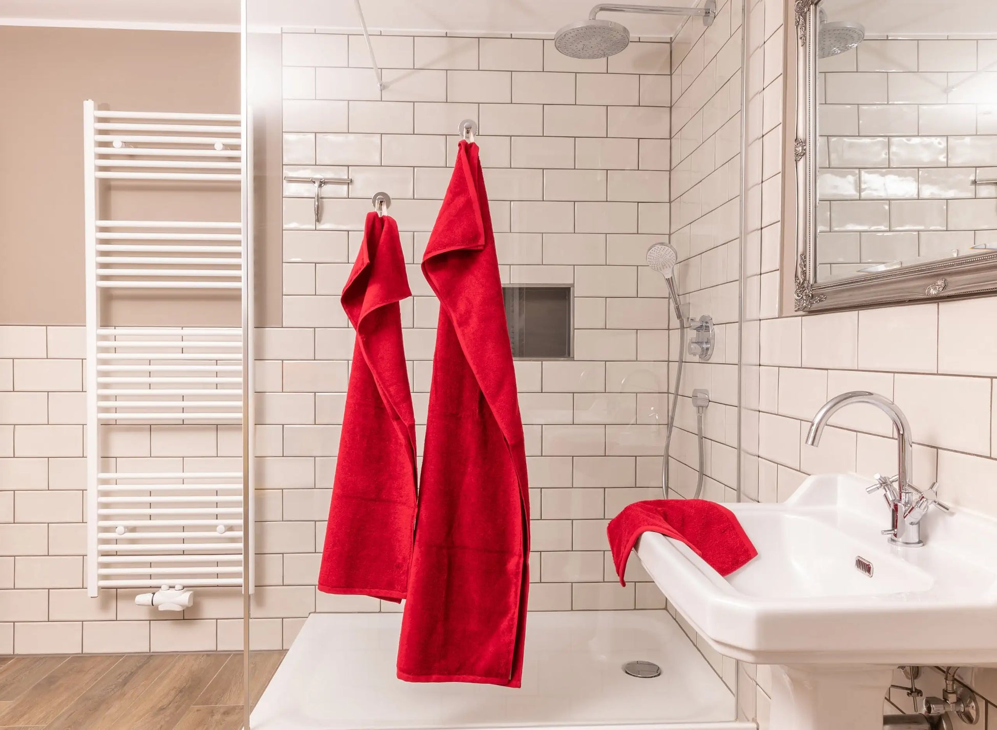 Handtuchset rot im Badezimmer an der Duscht
